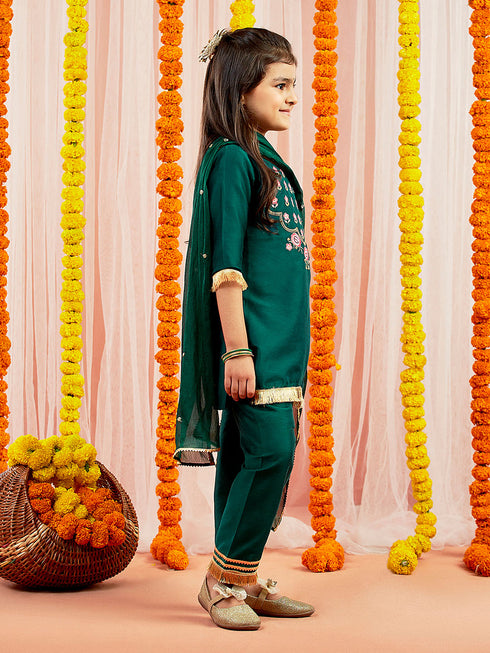 Girl's' Green Kurta Pyjama And Dupatta Set.